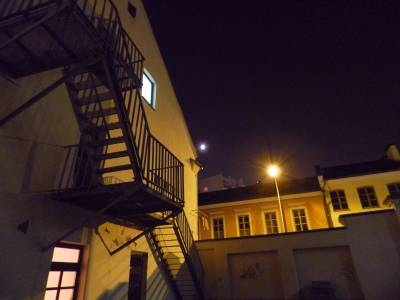 Фото пожарной лестницы. Ночная улица, ночной двор, ночная романтика фото