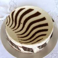 Фото торта в стиле Зебры. Торт из белого крема и шоколада фотография