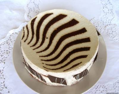 Фото торта в стиле Зебры. Торт из белого крема и шоколада фотография