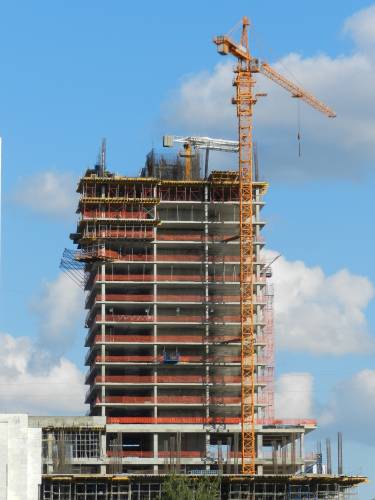 Строительство здания в Минске. Фото строительство. Стройка, фото стройки. Башенный кран