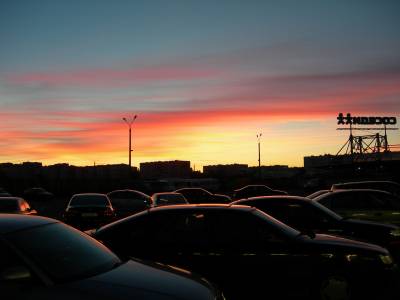 Фотография Красивый закат. Фото парковки в лучах красивого заката