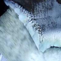 Фото Ледяные глыбы на плотине