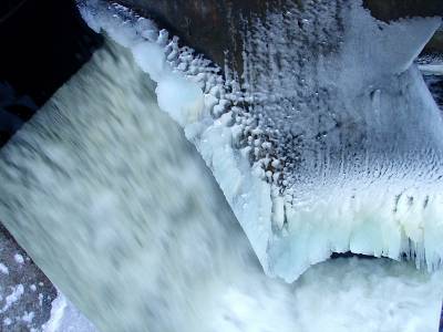 Фото Ледяные глыбы на плотине